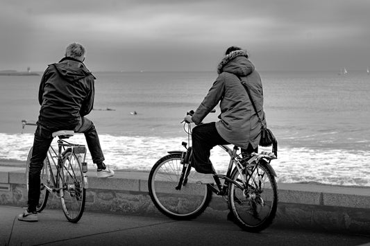 Affiche Couple face à l’Océan – Photo Noir et Blanc Bord de Mer