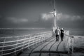 Affiche Couple sur la Jetée du Pouliguen – Photo Noir et Blanc Bord de Mer