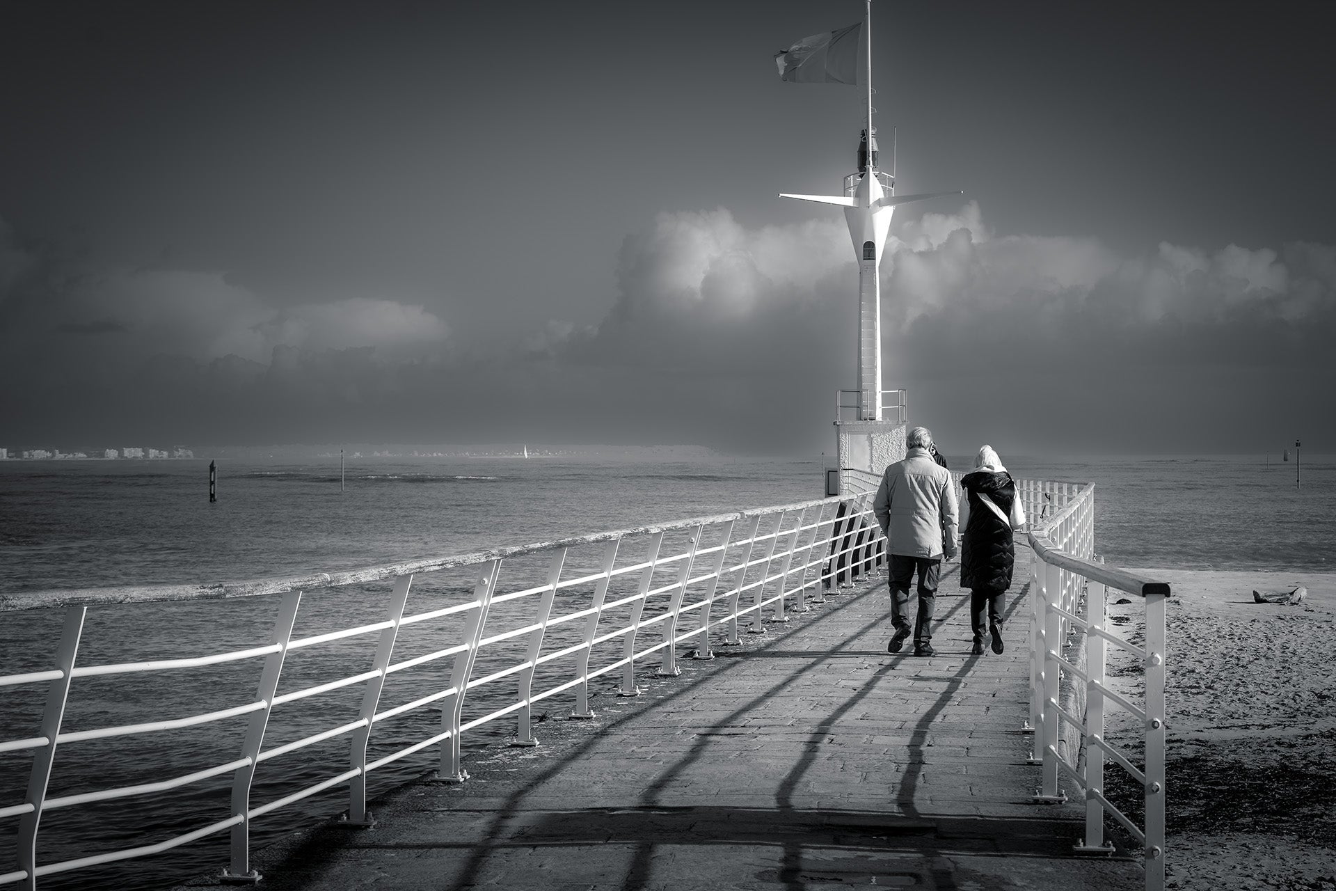 Affiche Couple sur la Jetée du Pouliguen – Photo Noir et Blanc Bord de Mer