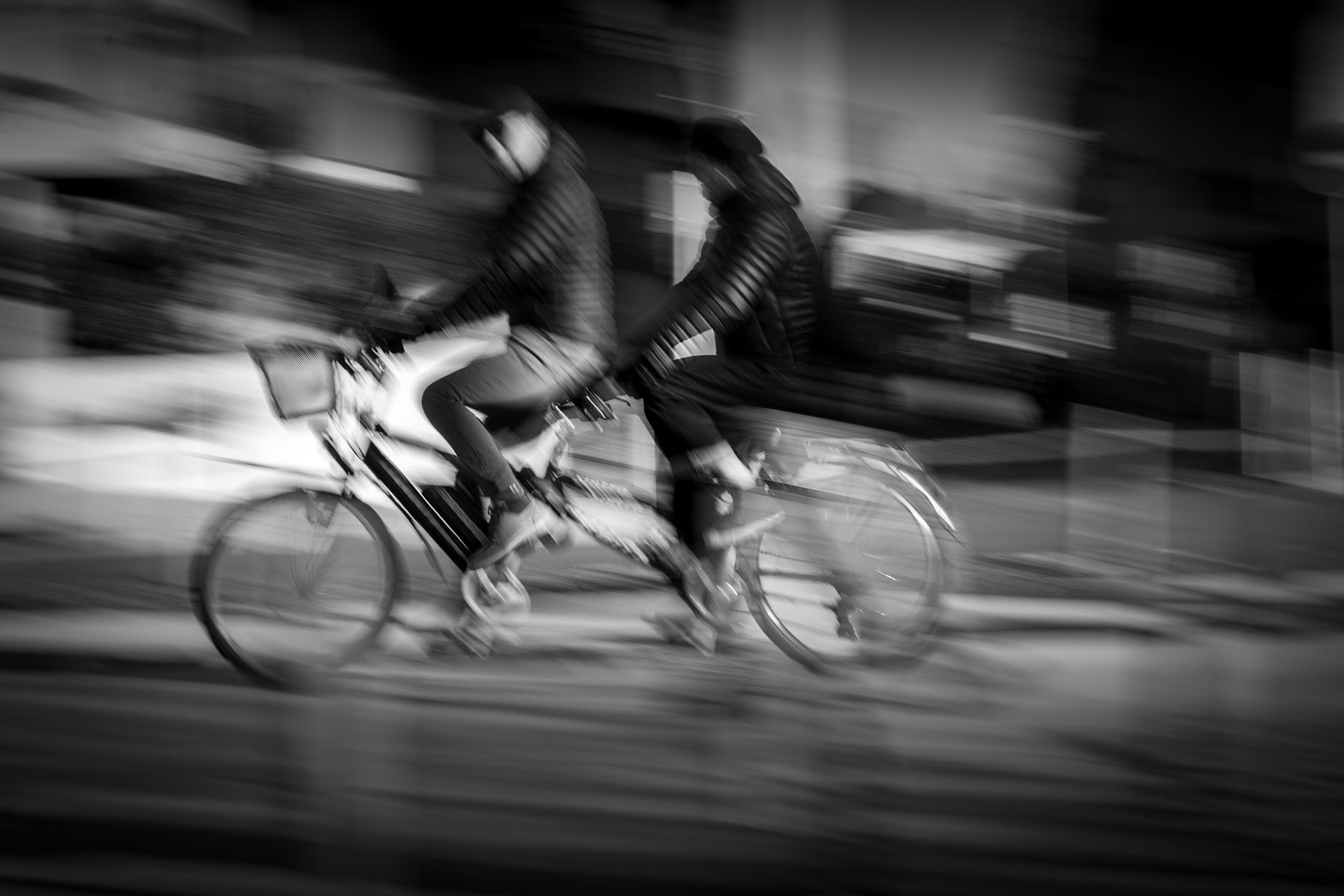 Affiche Tandem en Mouvement – Photo Noir et Blanc Artistique