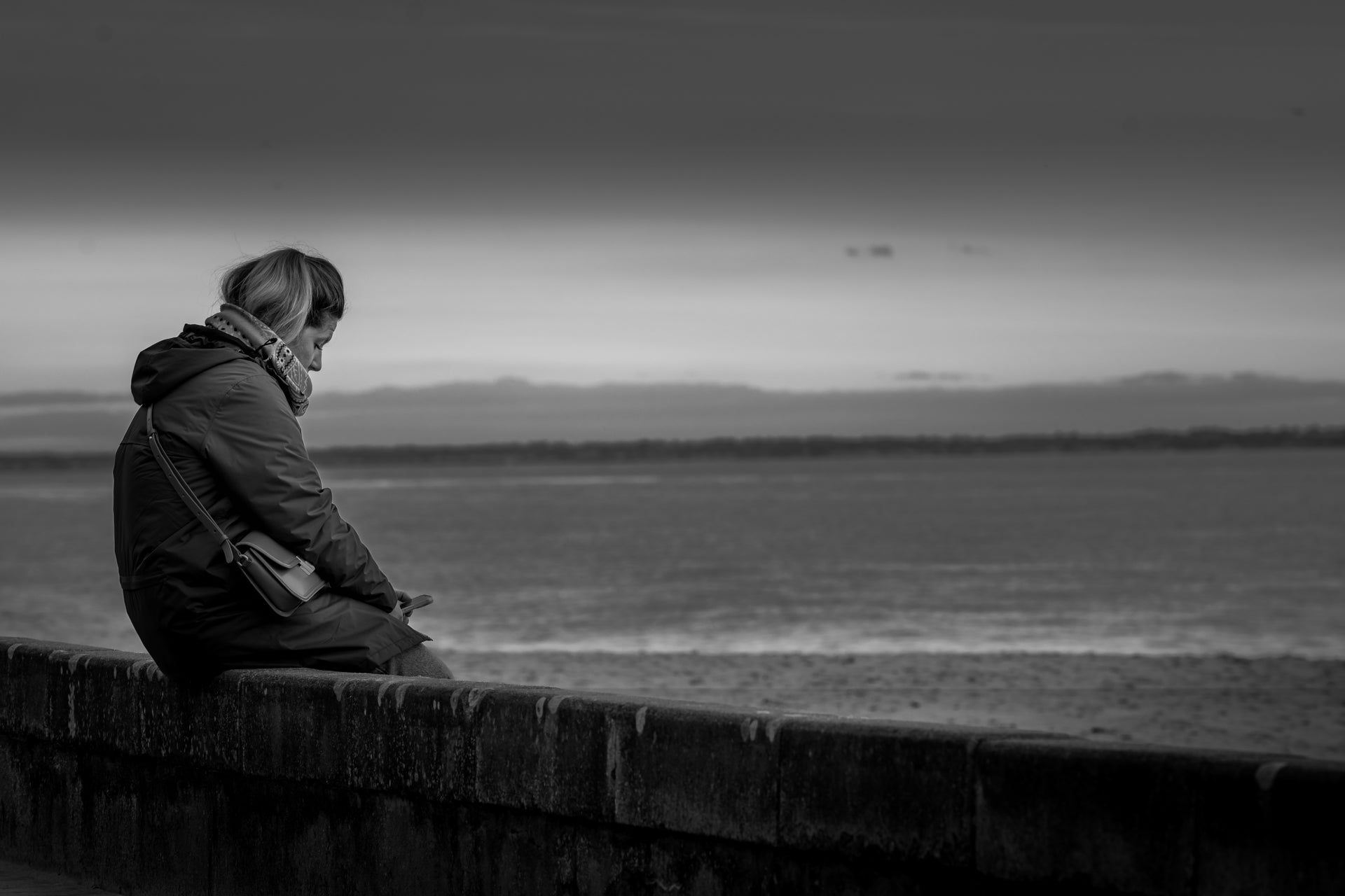 Affiche Femme face à l’Océan – Photo Noir et Blanc Introspective