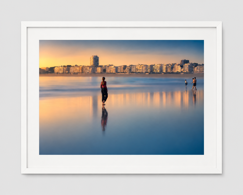 Affiche La Baule – Jeune Fille sur la Plage | Poster Déco Bord de Mer