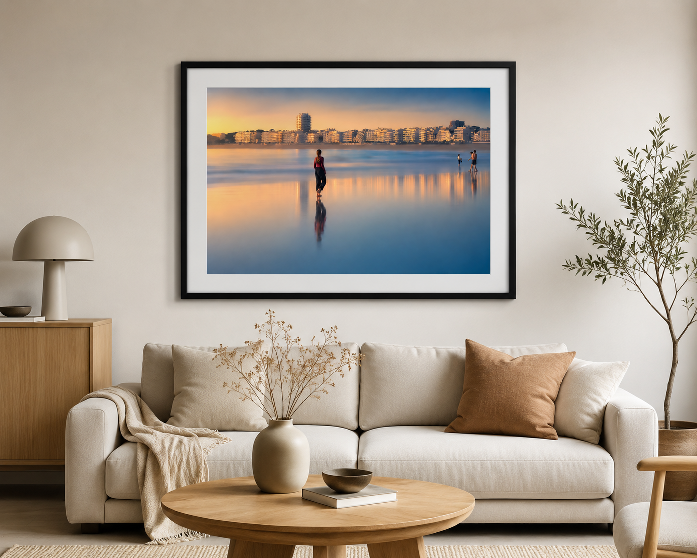 Affiche La Baule – Jeune Fille sur la Plage | Poster Déco Bord de Mer