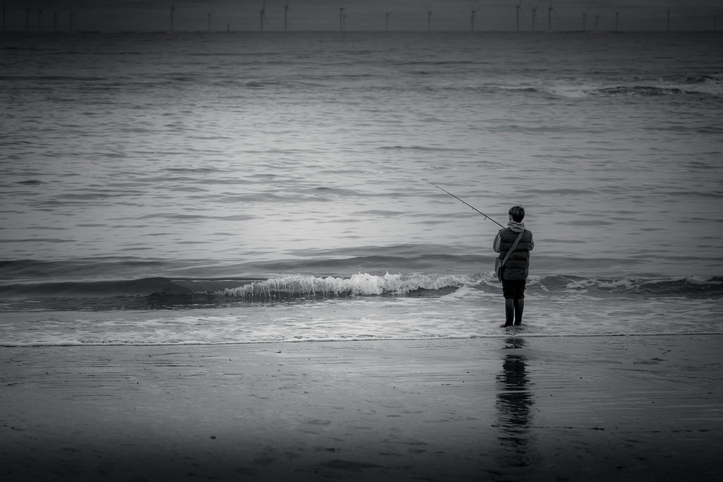 Affiche Enfant Pêcheur au Bord de Mer – Photo Noir et Blanc Apaisante