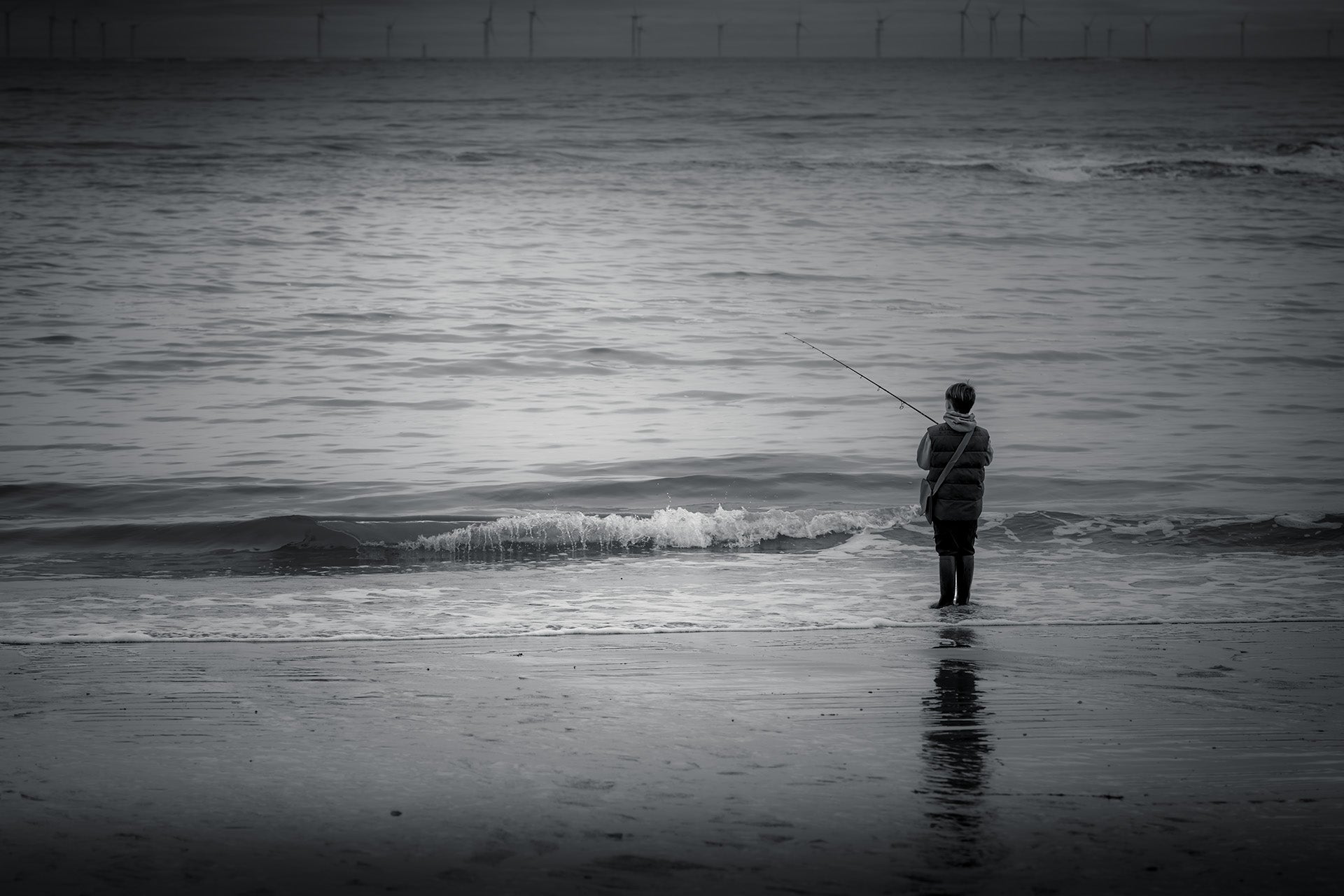 Affiche Enfant Pêcheur au Bord de Mer – Photo Noir et Blanc Apaisante
