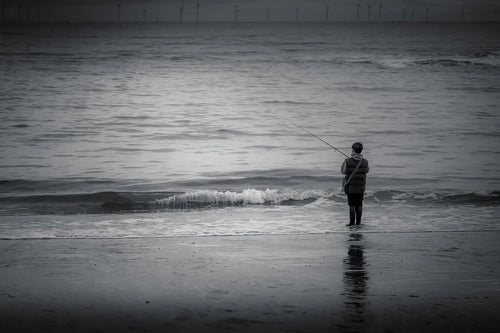 Affiche Enfant Pêcheur au Bord de Mer – Photo Noir et Blanc Apaisante Patrick Garnier Photographe