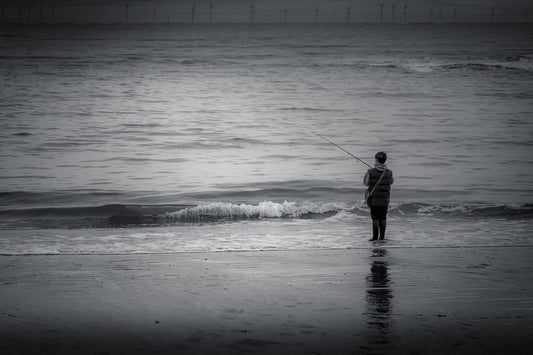 Affiche Enfant Pêcheur au Bord de Mer – Photo Noir et Blanc Apaisante