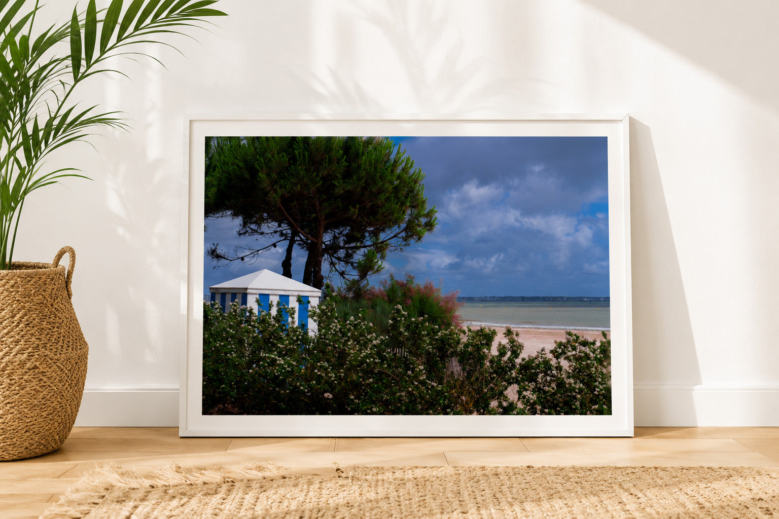 Affiche Plage Benoît, La Baule, cabine de plage rayée bleu et blanc, dans un cadre blanc posé au sol, idée déco murale