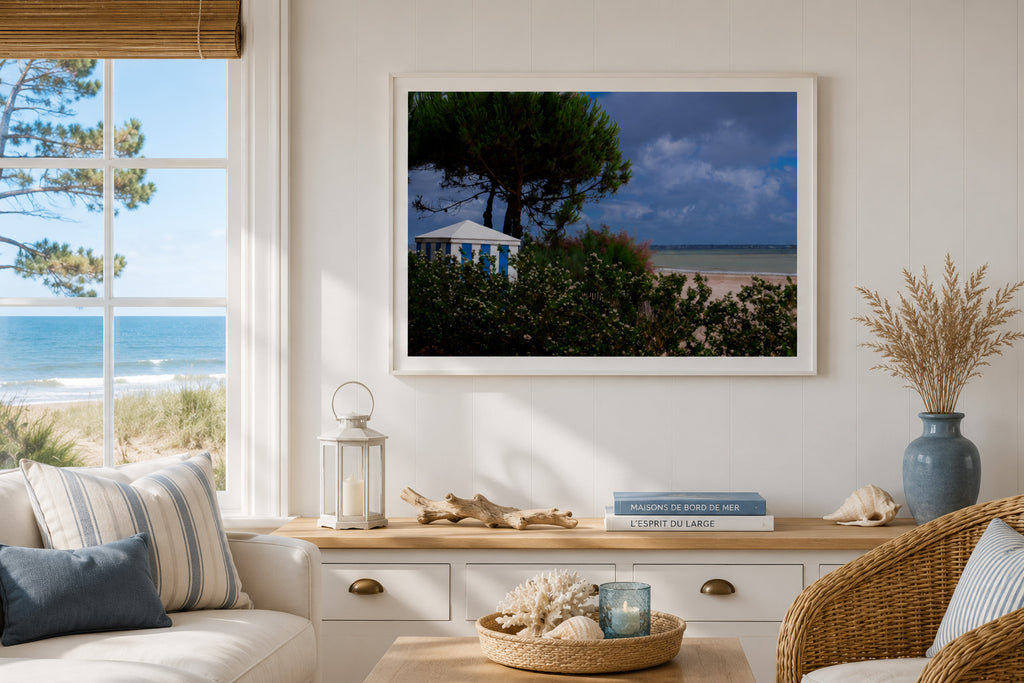 Affiche Plage Benoît, La Baule, cabine de plage rayée bleu et blanc, encadrée, accrochée au mur d'une maison de bord de mer