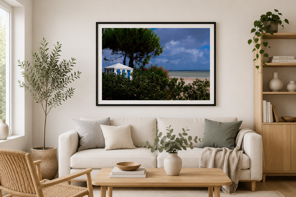 Affiche Plage Benoît, La Baule, cabine de plage rayée bleu et blanc, encadrée dans un salon de style scandinave