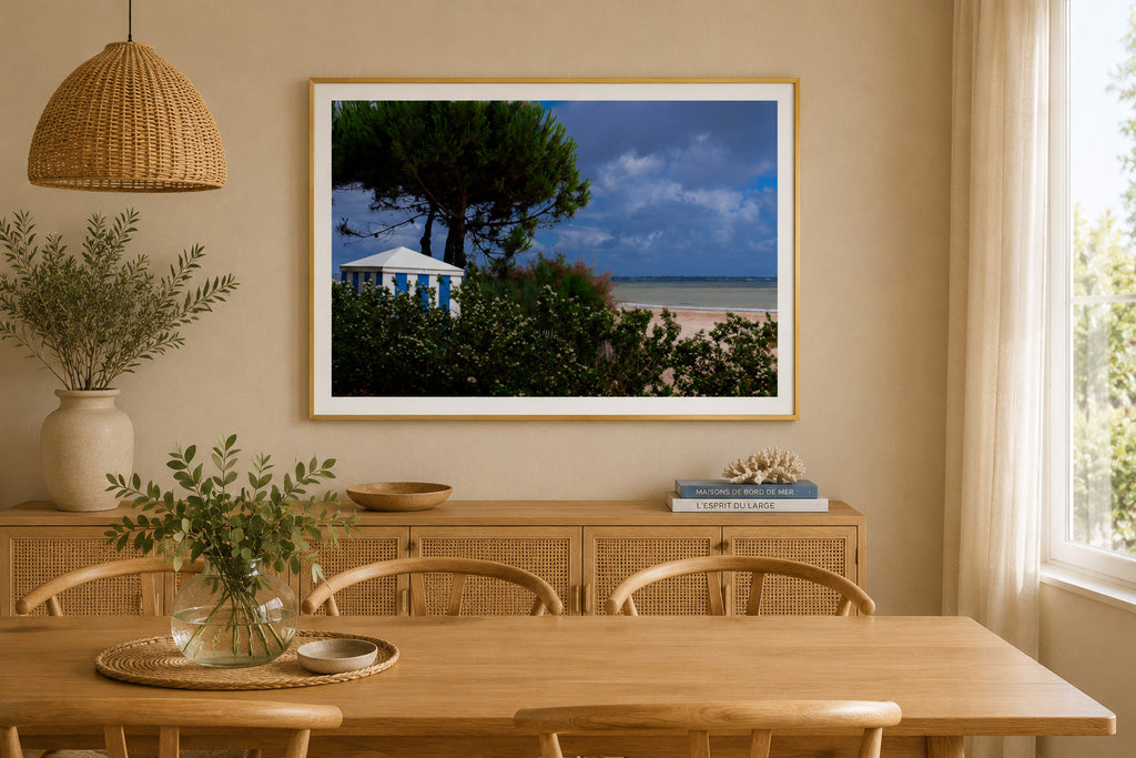 Affiche Plage Benoît, La Baule, cabine de plage rayée bleu et blanc, encadrée au mur beige d'une salle à manger