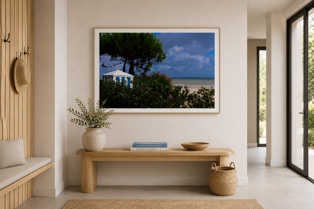 Affiche Plage Benoît, La Baule, cabine de plage rayée bleu et blanc, encadrée dans l'entrée d'une maison contemporaine