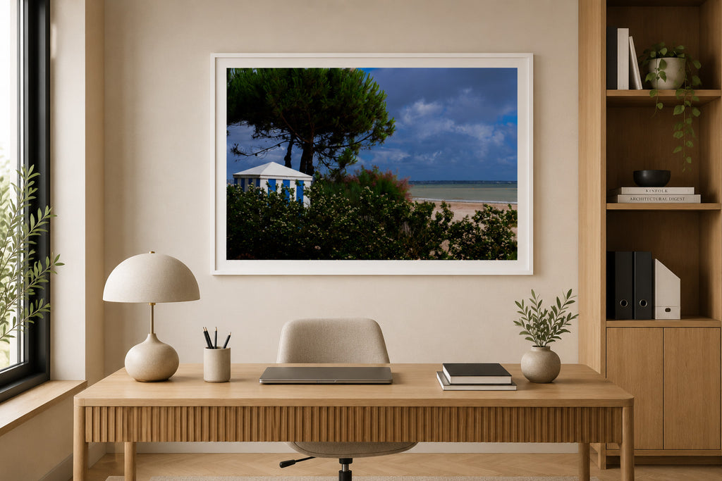 Affiche Plage Benoît, La Baule, cabine de plage rayée bleu et blanc, encadrée au mur beige d'un bureau moderne